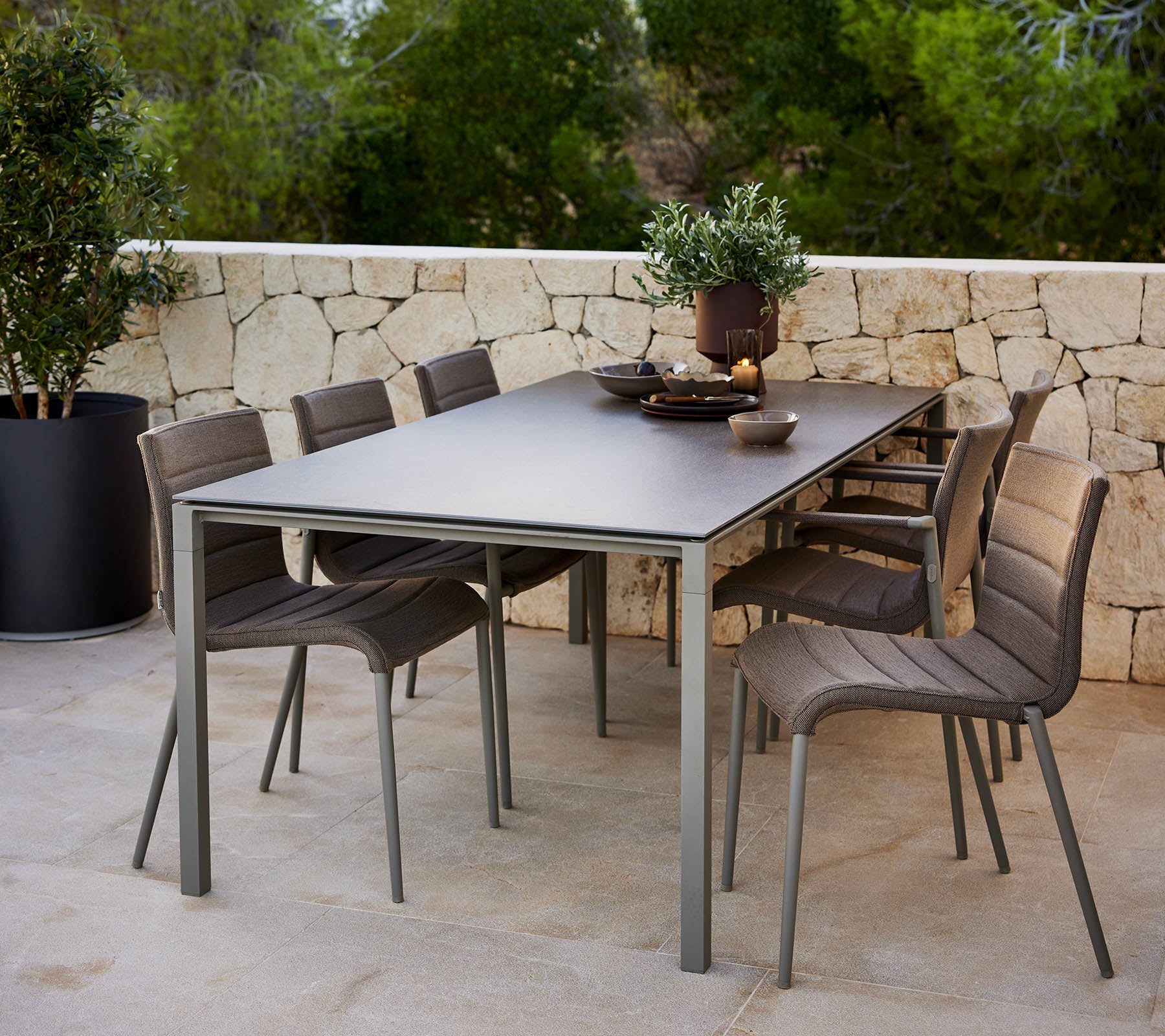 A stylish pure table with a decorative centerpiece, surrounded by modern Core chairs for comfortable seating.